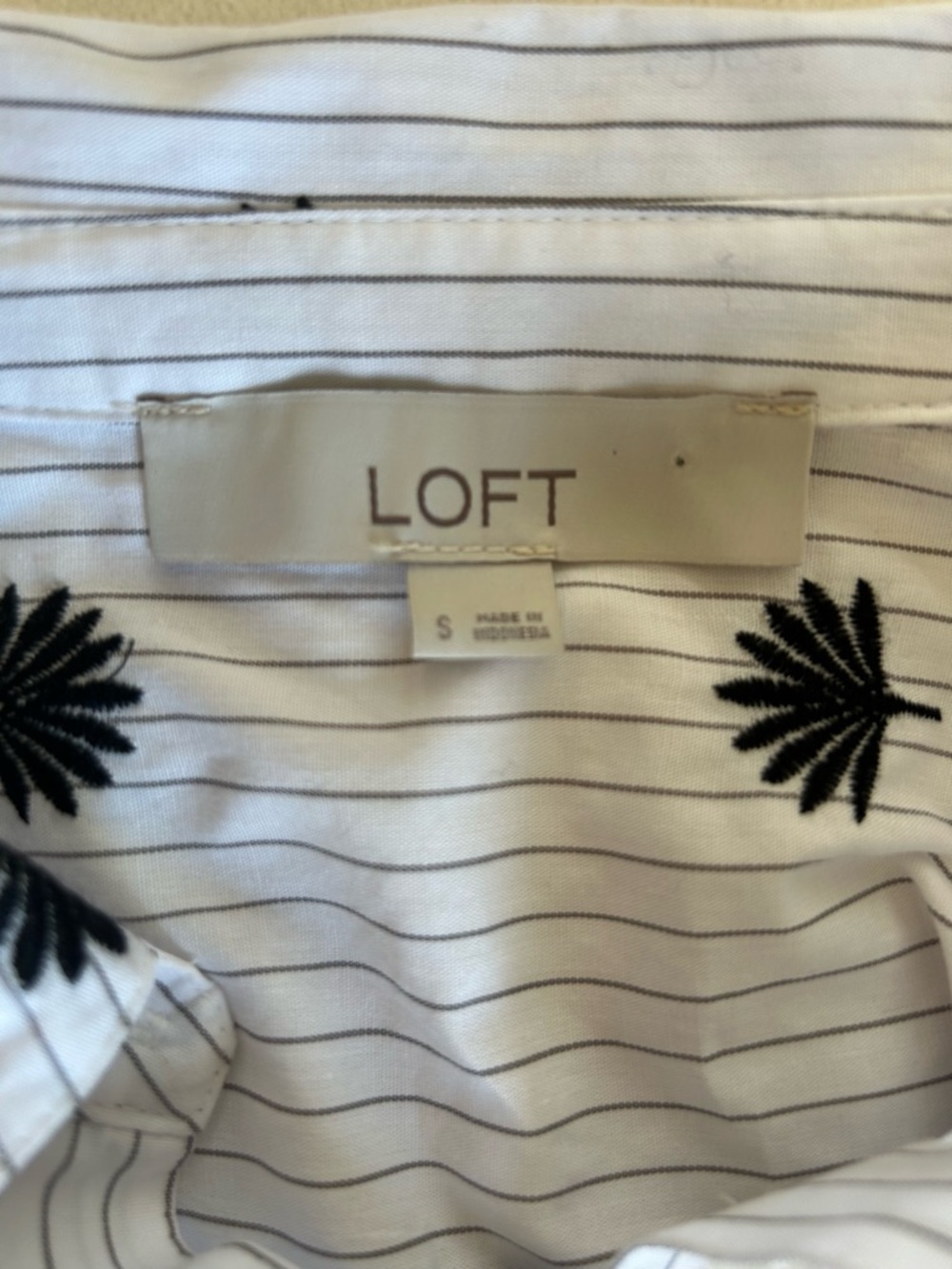 Loft White Button-Front Palm Print Shirt w/Black Pinstripes. 100% Cotton - Picture 4 of 7